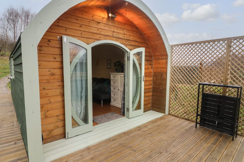 HARE, pet friendly, character holiday cottage in Cross Hills