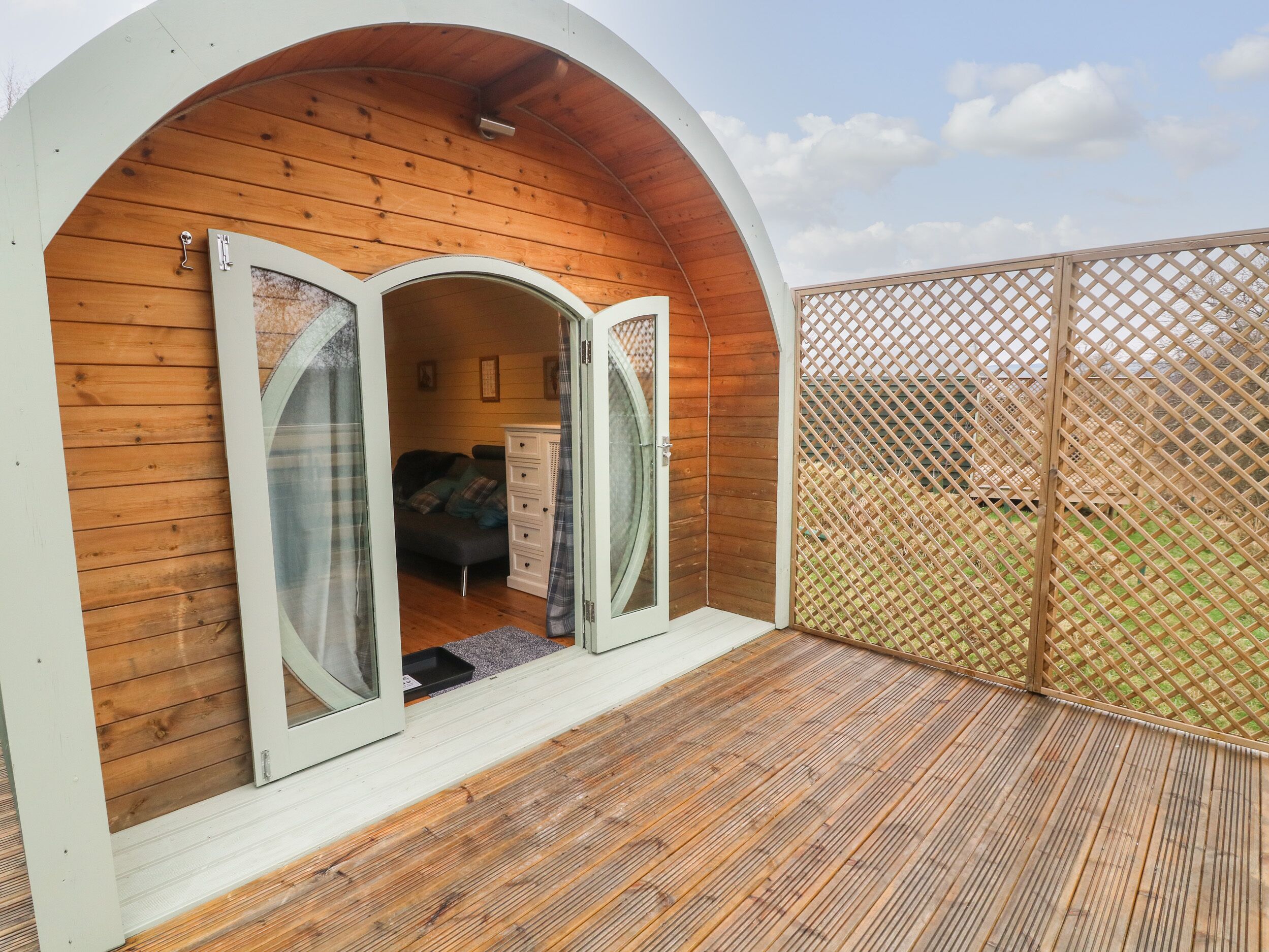SQUIRREL, pet friendly, character holiday cottage in Cross Hills