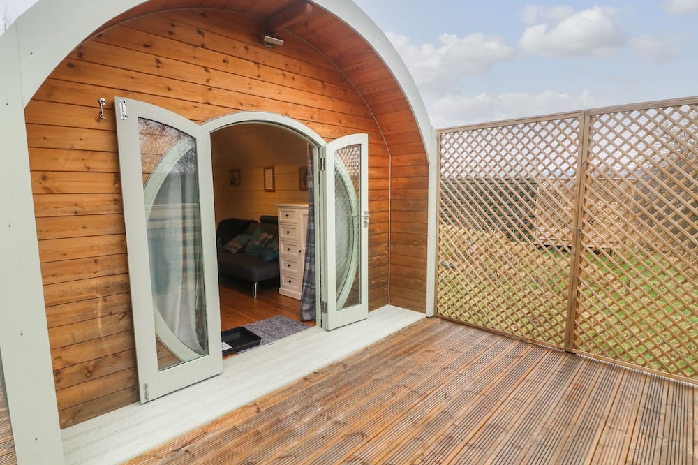 SQUIRREL, pet friendly, character holiday cottage in Cross Hills