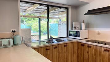 Full-sized fridge, microwave, oven, stovetop