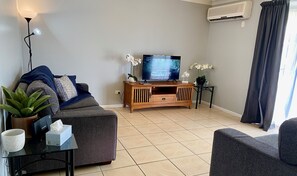 Smart TV, Netflix, streaming services - Bribie Island Escape 🌊 Walk to Beach, Parks & Cafes | Pets Welcome (Bongaree)