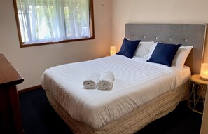 3 chambres, fer et planche à repasser, lit de bébé portatif