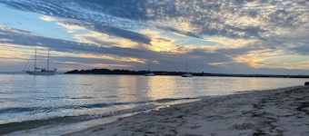 Bribie Island Escape 🌊 Walk to Beach, Parks & Cafes | Pets Welcome