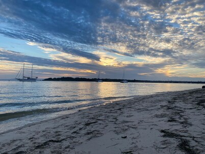Bribie Island Escape 🌊 Walk to Beach, Parks & Cafes | Pets Welcome