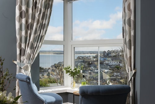 Windsor Lookout - an apartment that sleeps 4 guests in 2 bedrooms
