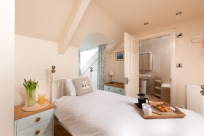 2 bedrooms, iron/ironing board, Internet, bed sheets