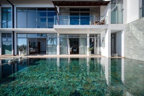 Indoor pool, pool umbrellas, sun loungers - Beacon By The Bay Villas & Suites By The Clarks (Dondra)