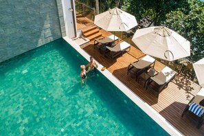 Piscine couverte, parasols de plage, chaises longues