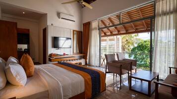 ميني بار وخزنة داخل الغرفة ومكتب ومساحة عمل للكمبيوتر المحمول