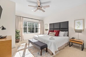 2 slaapkamers, een bureau, een strijkplank/strijkijzer, reisbedje