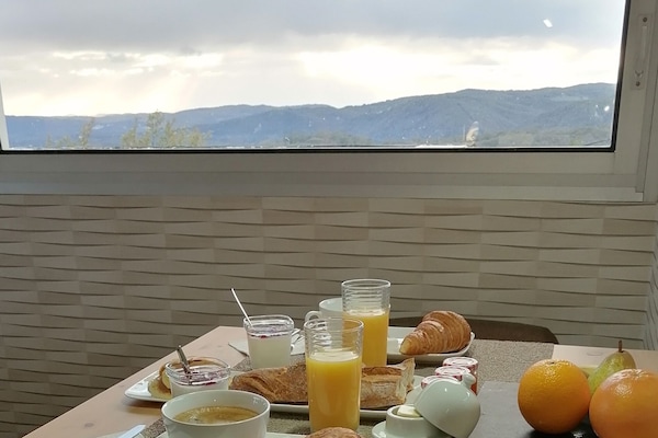 Tägliches kontinentales Frühstück (10 EUR pro Person)