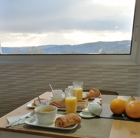 Daily continental breakfast (EUR 10 per person)