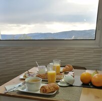 Desayuno continental diario (EUR 10 por persona)