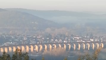Un puente cruza un cuerpo de agua, con un pueblo al fondo.