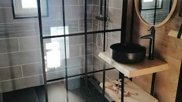 Luxe tweepersoonskamer | Badkamer | Een douche, een regendouche, gratis toiletartikelen, een haardroger