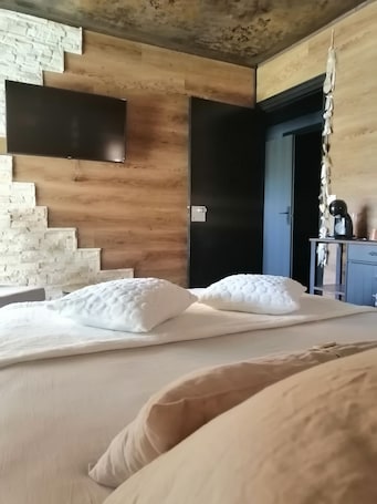 Family Quadruple Room (Family Suite) | Premium bedding, memory foam beds, individually decorated. Lapausedegout