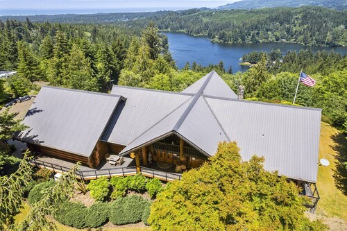 *New Listing* Breathtaking Hill Top Luxury Log Home w/ Spectacular views of Mercer Lake and Ocean.
