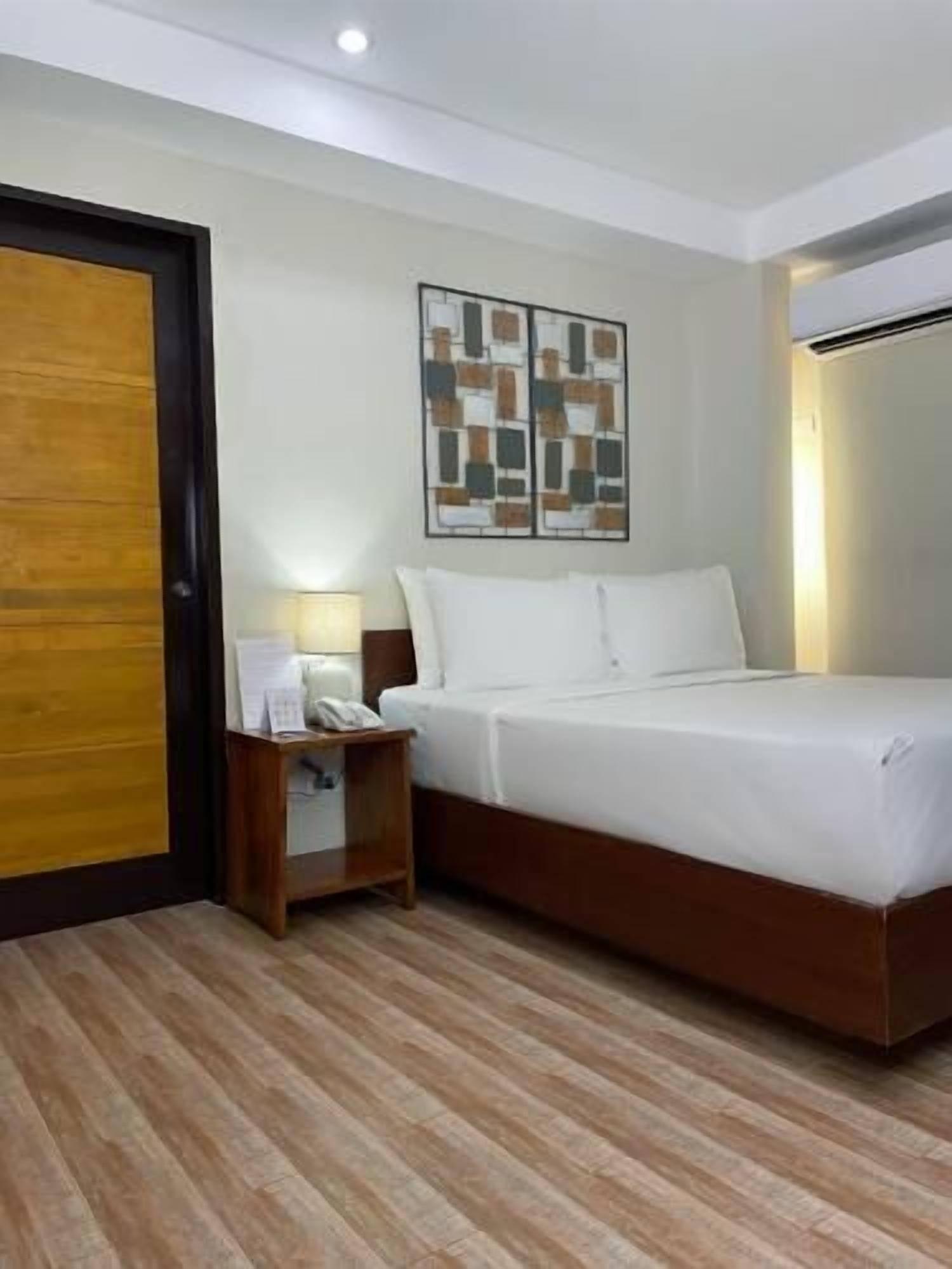 Ropa de cama de alta calidad, caja fuerte, escritorio y wifi gratis