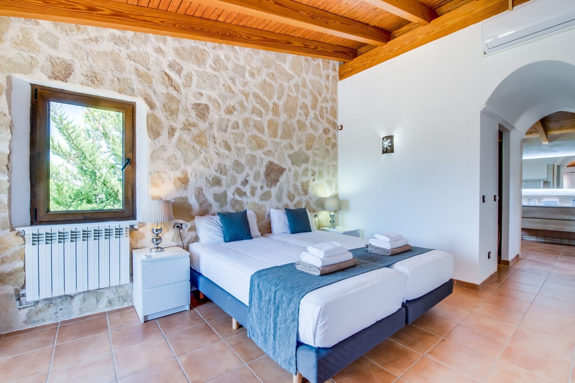 4 bedrooms, iron/ironing board, free WiFi, bed sheets