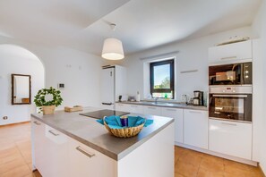 Een koelkast, een magnetron, een oven, een kookplaat