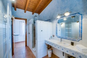 Bathtub, hair dryer, towels - Country House Finca Kiana with Pool, Garden & Wi-Fi (Sencelles)