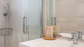 Douche, sĂšche-cheveux, serviettes fournies