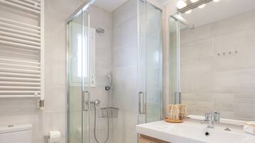 Dusch, hårtork och handdukar