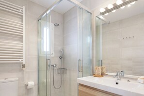 Dusche, Haartrockner, Handtücher