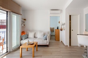 TV - Apartment 'Llafranc 100 - Calle Coral' Close to the Beach with Wi-Fi, Garden & Balcony (Llafranc)