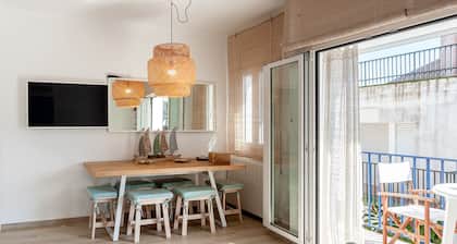 Apartment 'Llafranc 100 - Calle Coral' Close to the Beach with Wi-Fi, Garden & Balcony