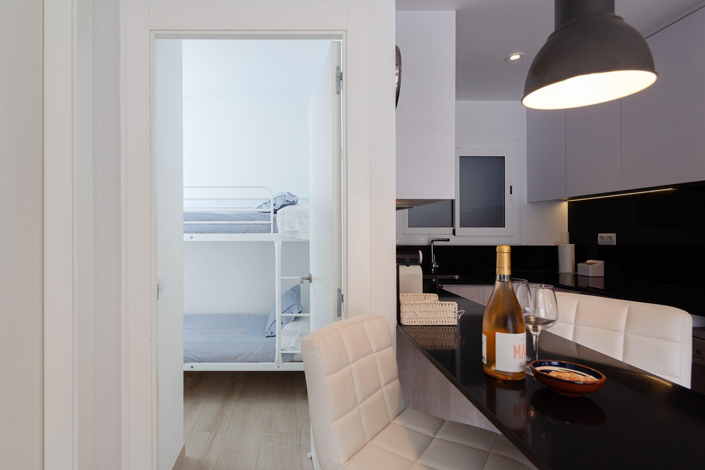 3 slaapkamers, een strijkplank/strijkijzer, gratis wifi, beddengoed