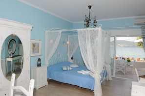 1 quarto, ferros/tábuas de passar roupa, berço de viagem