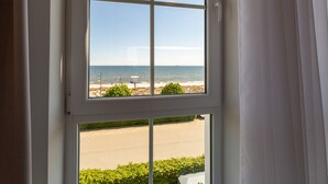 A window with a view of a beach and a parking lot. - Dünenresidenz, App. A14 (Heringsdorf)