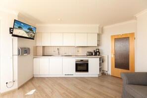 Køleskab, opvaskemaskine, kaffe-/temaskine, elkedel