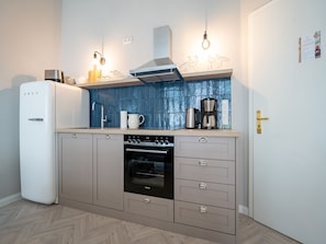 Kühlschrank, Ofen, Geschirrspüler, Wasserkocher mit Kaffee-/Teezubehör