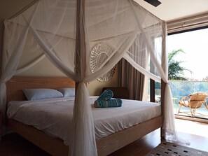 4 makuuhuonetta, tallelokero huoneessa, työpöytä, silitysrauta/-lauta