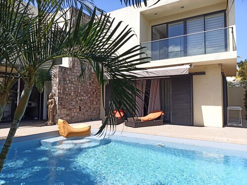 LUXURY VILLA 500M FROM THE BEACH, SHOPS AND CLUB MED 