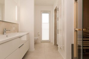 Dusche, Haartrockner, Handtücher