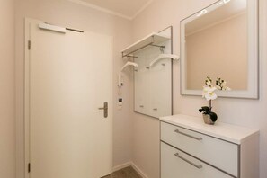 Shower, hair dryer, towels - Villa Strandgrün, App. 04 (Heringsdorf)