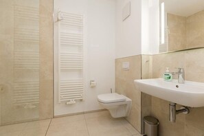Shower, hair dryer, towels - Villa Strandgrün, App. 04 (Heringsdorf)