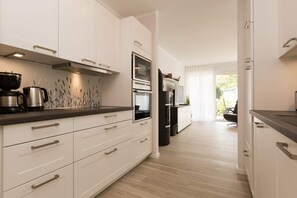 Fridge, microwave, oven, dishwasher - Villa Strandgrün, App. 04 (Heringsdorf)