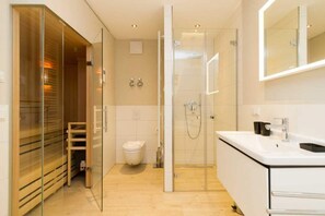 Een douche, een haardroger, handdoeken