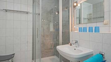 Dusche, Haartrockner, Handtücher