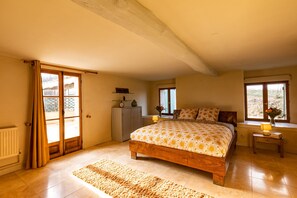 4 bedrooms, desk, iron/ironing board, travel cot