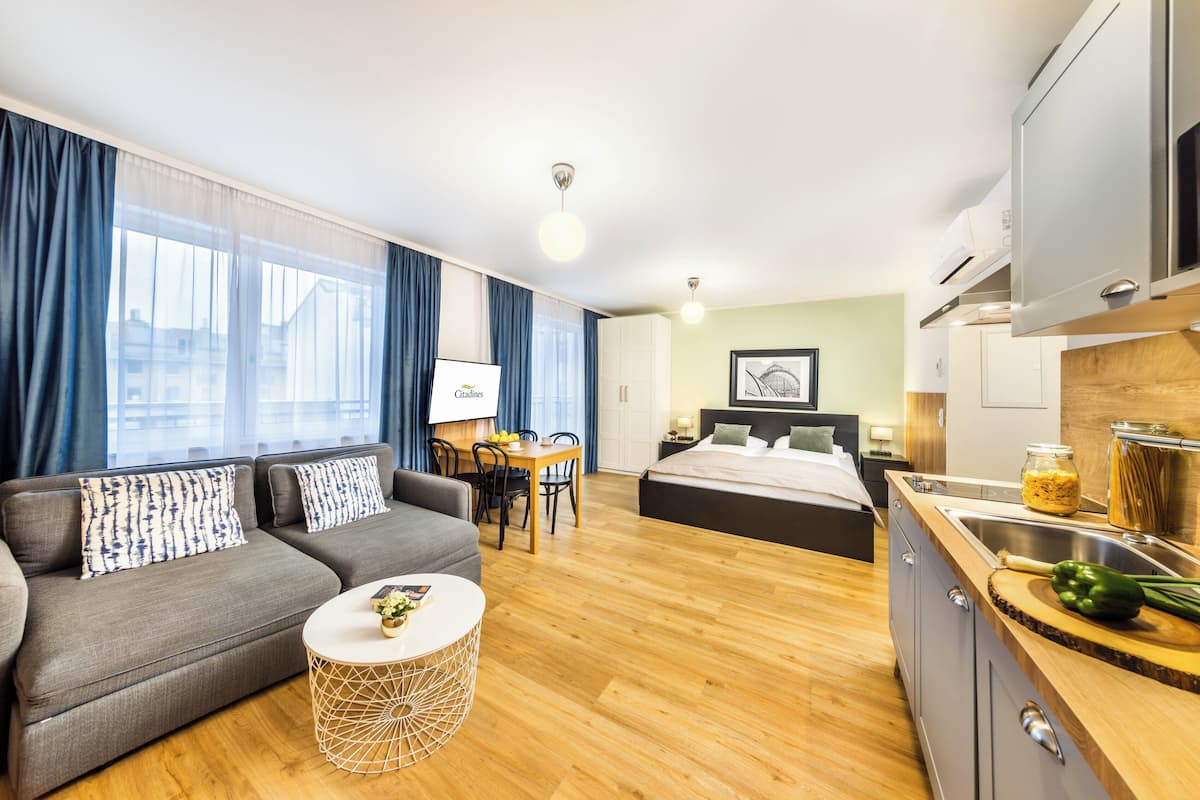 Deluxe Studio | 1 bedroom, hypo-allergenic bedding, in-room safe, blackout drapes