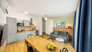 Apartment, 2 Bedrooms | Hypo-allergenic bedding, in-room safe, blackout drapes