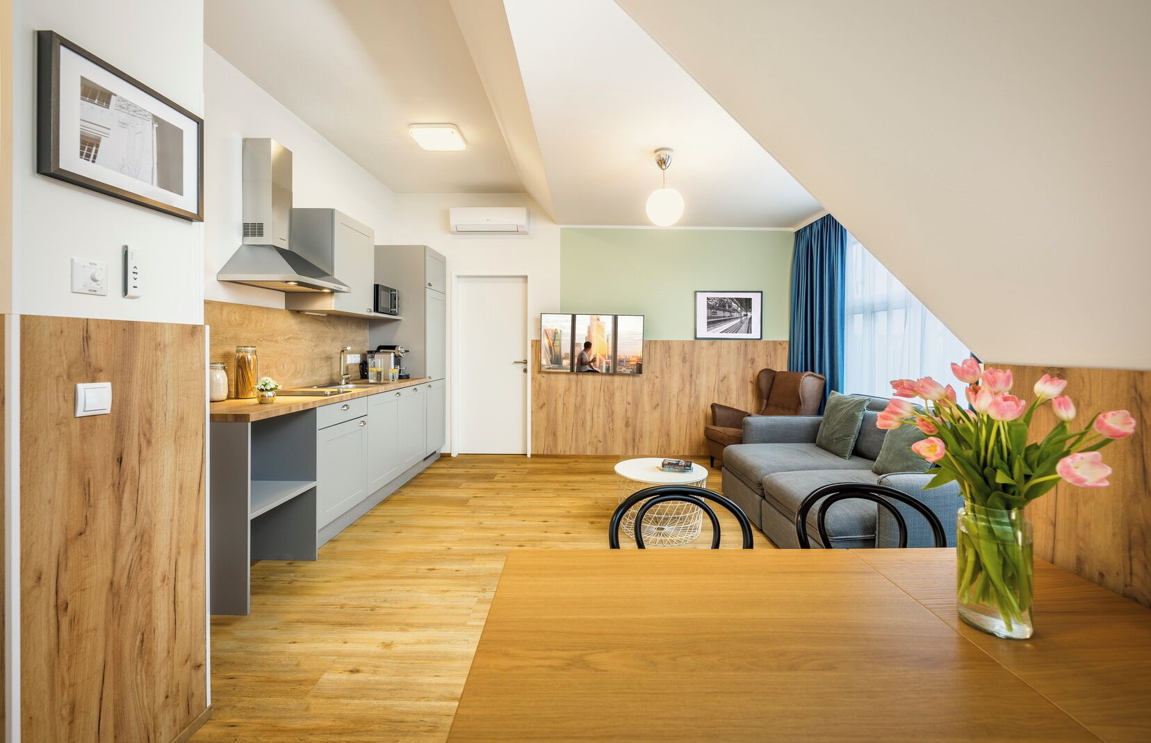 Un apartamento moderno con cocina, sala de estar y comedor.