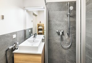 Deluxe Studio | Bathroom | Shower, rainfall showerhead, hair dryer, towels - Citadines South Vienna (Vienna)