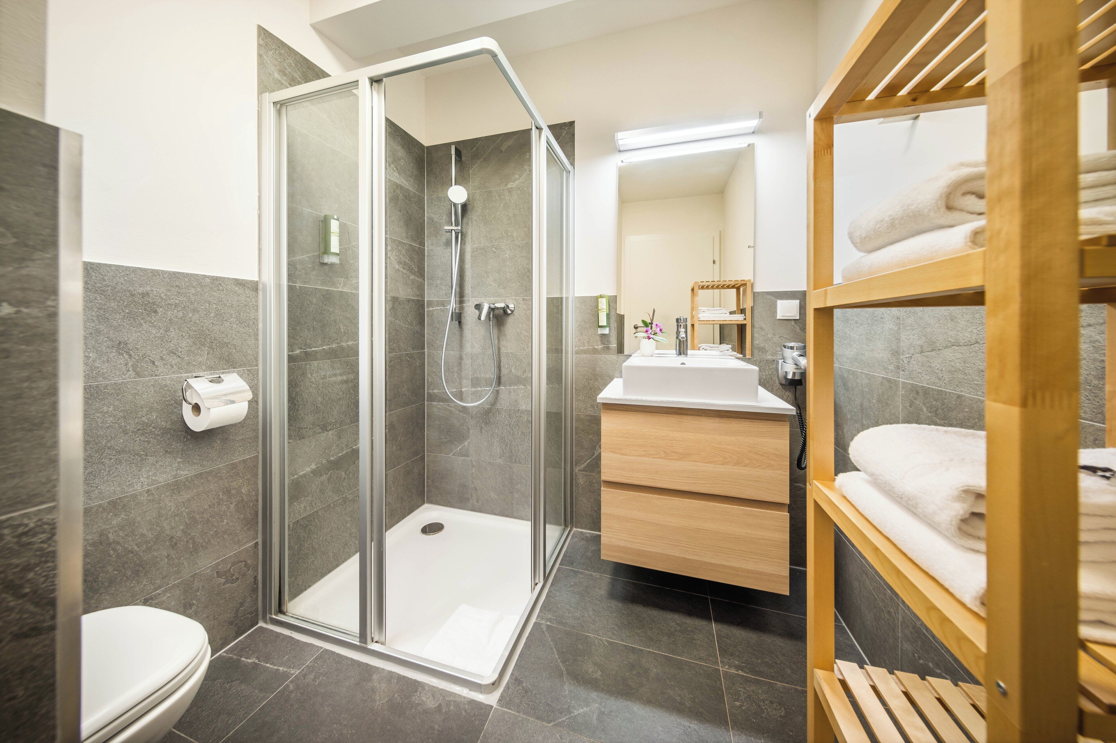 Studio | Bathroom | Shower, rainfall showerhead, hair dryer, towels