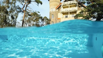 Kauden mukainen ulkouima-allas avoinna 10.00–21.00, aurinkovarjoja